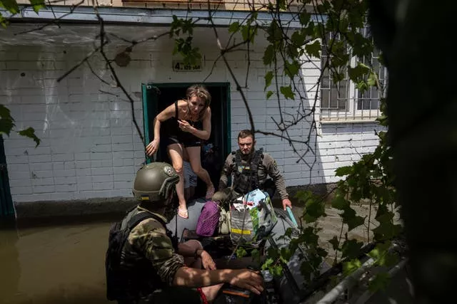 Residents of Kherson being evacuated by Ukrainian servicemen from the flooding