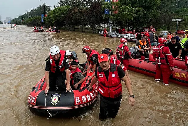 Residents evacuate on rubber dinghy boats 