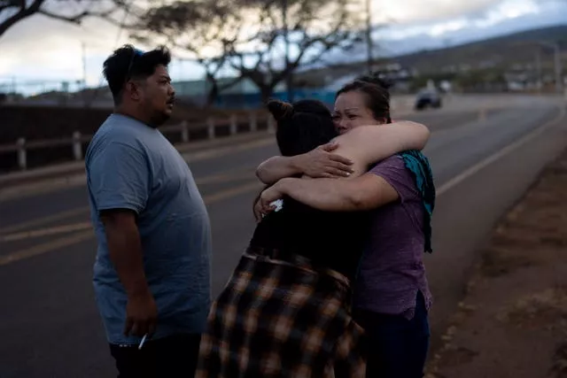 Residentes do Havaí se abraçando