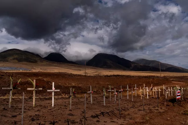Cruzes em homenagem às vítimas mortas nos incêndios são afixadas ao longo do desvio de Lahaina, no Havaí
