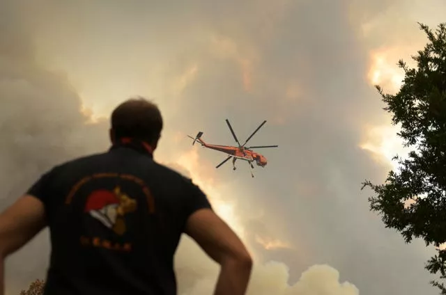 Helicóptero de combate a incêndio