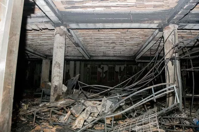 Parte do interior do térreo de um prédio destruído por um incêndio na manhã de quinta-feira