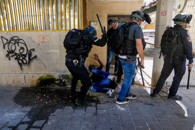 Manifestantes da Eritreia entram em confronto com a polícia de choque israelense em Tel Aviv no sábado