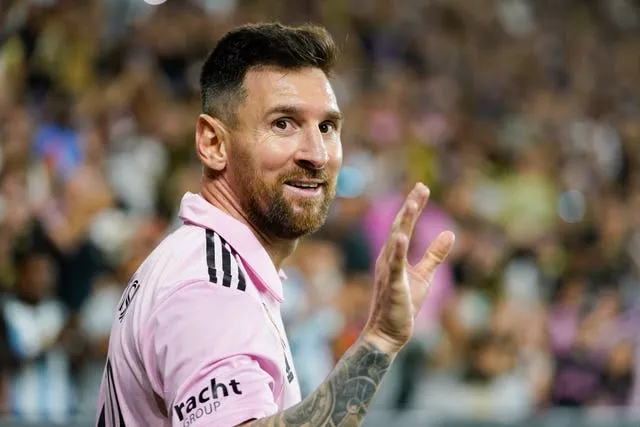 O atacante do Inter Miami, Lionel Messi, acena para a multidão