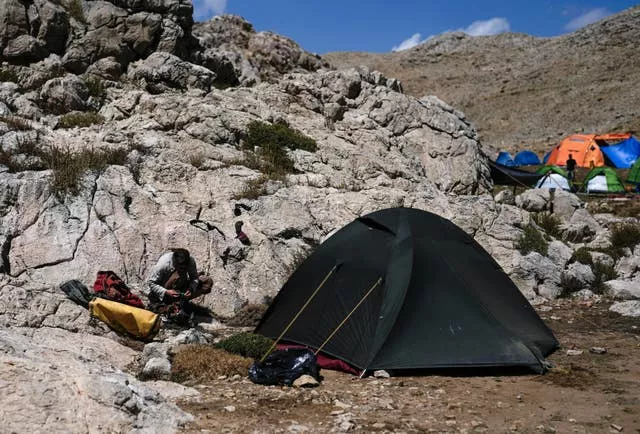 Uma equipe de resgate trabalha em seu equipamento de caminhada no acampamento dos membros da Associação Europeia de Resgate em Cavernas próximo à caverna de Morca durante uma operação de resgate perto de Anamur, no sul da Turquia 