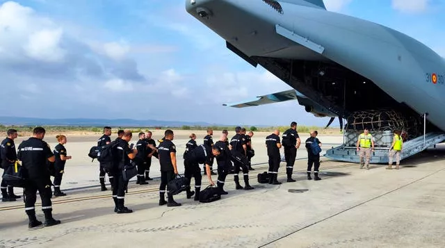 Una unidad militar de búsqueda y rescate de emergencia aborda un avión en una base aérea de Zaragoza, España. 