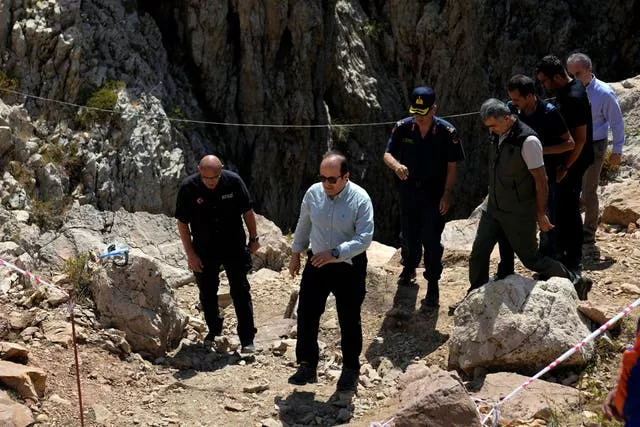 Governador turco de Mersin, Ali Hamza Pehlivan, no centro da frente, durante sua visita à caverna Morca durante uma operação de resgate perto de Anamur, sul da Turquia 