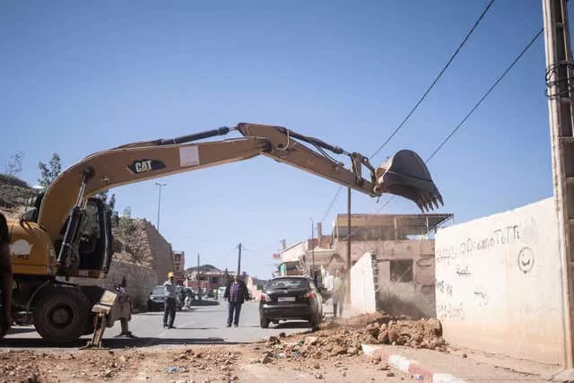 Un tracteur aide à enlever les décombres lors d'une opération de sauvetage après un tremblement de terre dans le village de Moulay Brahim, près de Marrakech, au Maroc.