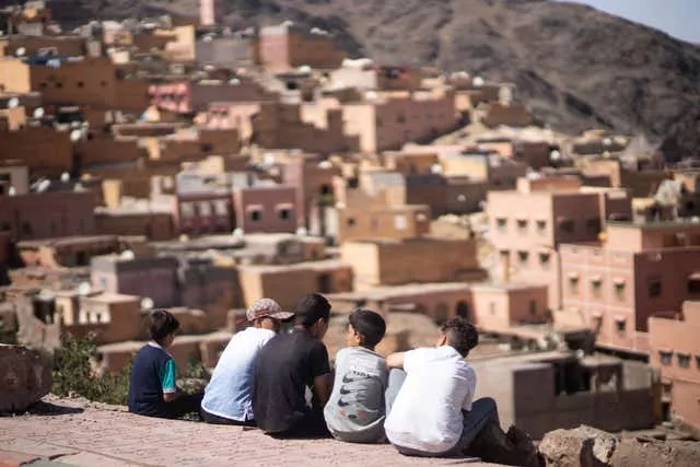 Des enfants observent la vue de leur quartier d'origine à Moulay Brahim, qui a été endommagé par le tremblement de terre, près de Marrakech, au Maroc. 