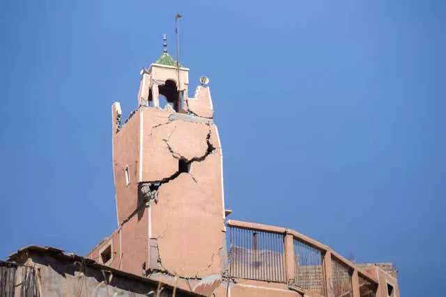 Треснувший минарет мечети стоит после землетрясения, произошедшего в деревне Мулай Брахим недалеко от Марракеша, Марокко. 