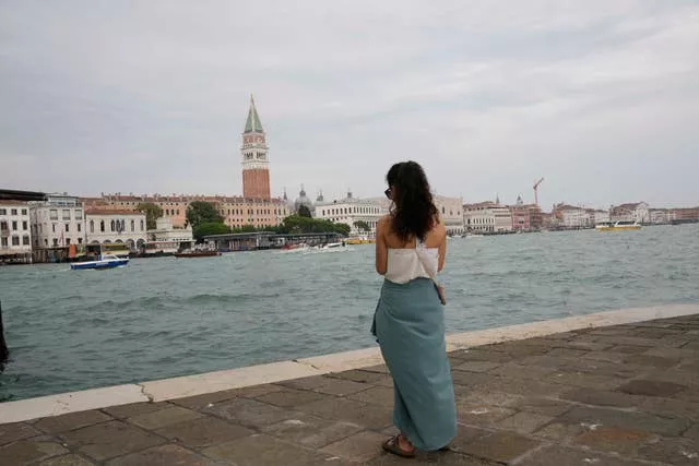 Turista fica em frente à Praça de São Marcos, em Veneza, Itália