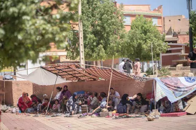 La gente se refugia en tiendas de campaña después de que sus casas sufrieran daños en la ciudad de Amizmiz, cerca de Marrakech. 