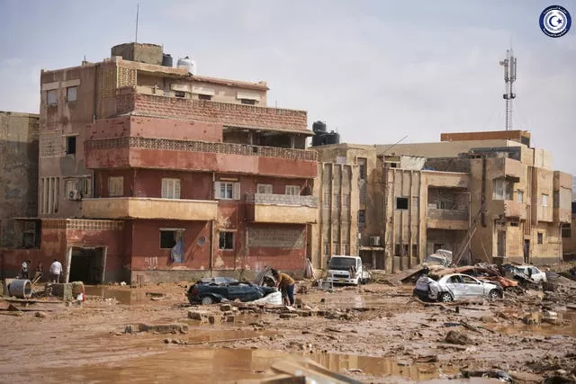 Carros e escombros numa rua em Derna, Líbia