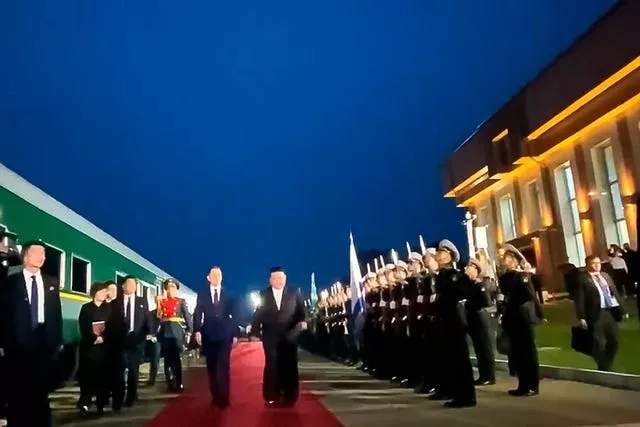Kim Jong Un, de centro-direita, participa de uma cerimônia de boas-vindas após cruzar a fronteira com a Rússia em Khasan, cerca de 127 km (79 milhas) ao sul de Vladivostok