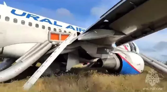 Um Airbus A320 da Ural Airlines é visto após um pouso de emergência perto da vila de Ubinskoye, região de Novosibirsk, Rússia