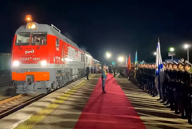 O trem com o líder da Coreia do Norte, Kim Jong Un, chega depois de cruzar a fronteira com a Rússia em Khasan, cerca de 127 quilômetros (79 milhas) ao sul de Vladivostok 