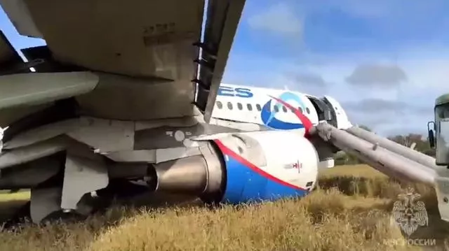 Um Airbus A320 da Ural Airlines após um pouso de emergência perto da vila de Ubinskoye, região de Novosibirsk, Rússia