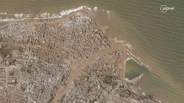 Uma foto de satélite mostra inundações em Derna, na Líbia 