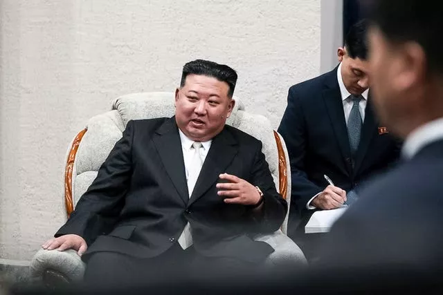 O líder da Coreia do Norte, Kim Jong Un, gesticula enquanto fala com o ministro russo de recursos naturais e ecologia, Alexander Kozlov, não retratado, depois de cruzar a fronteira com a Rússia em Khasan, cerca de 127 km (79 milhas) ao sul de Vladivostok