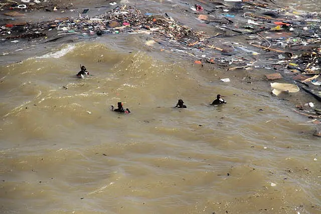 Divers look for flood victims