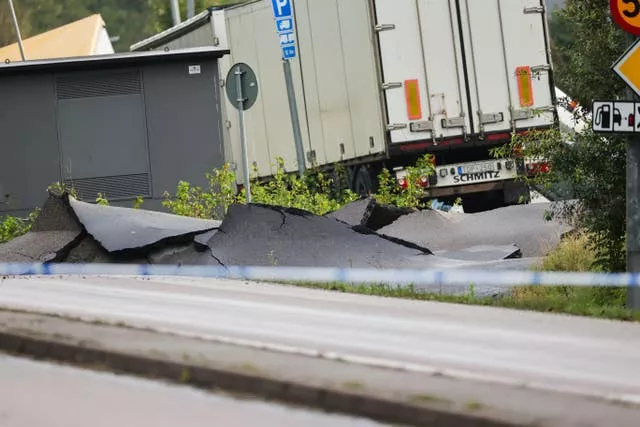 Colapso de rodovia com deslizamento de terra na Suécia