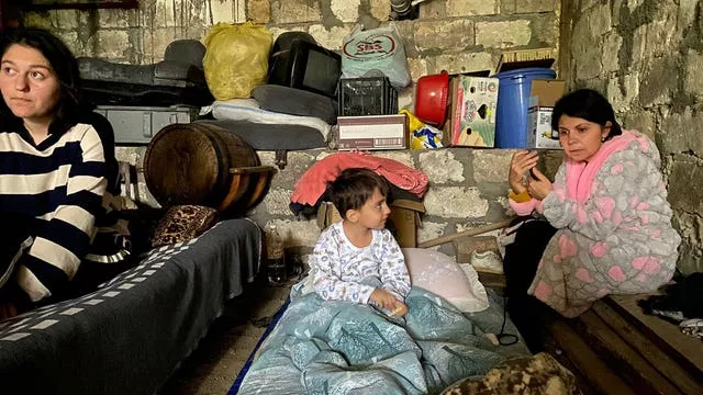 Crianças em um abrigo durante bombardeio em Stepanakert, em Nagorno-Karabakh