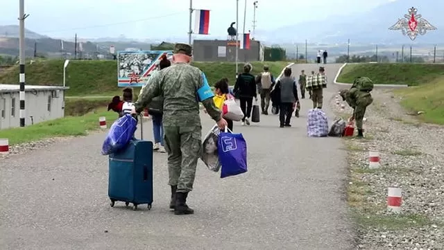 Forças de paz russas ajudam armênios étnicos a conseguir um acampamento perto de Stepanakert, em Nagorno-Karabakh