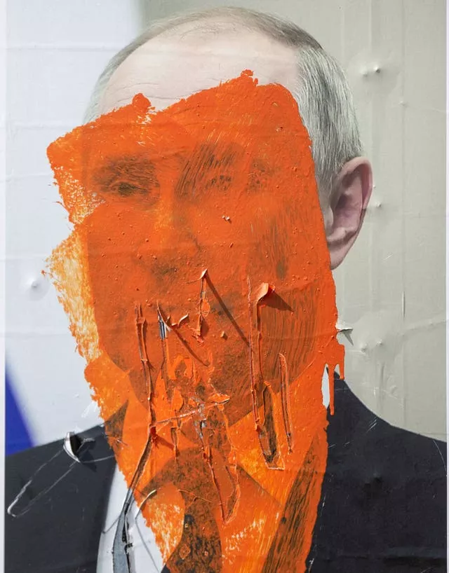 Um retrato pintado e danificado do presidente da Rússia, Vladimir Putin, perto da cidade de Zvecan, Kosovo