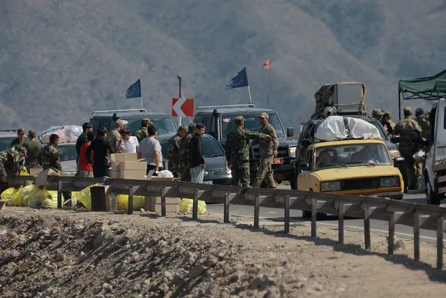 Armênios étnicos de Nagorno-Karabakh e observadores da União Europeia passam por um posto de controle na estrada de Nagorno-Karabakh para Goris, na Armênia, na região de Syunik 