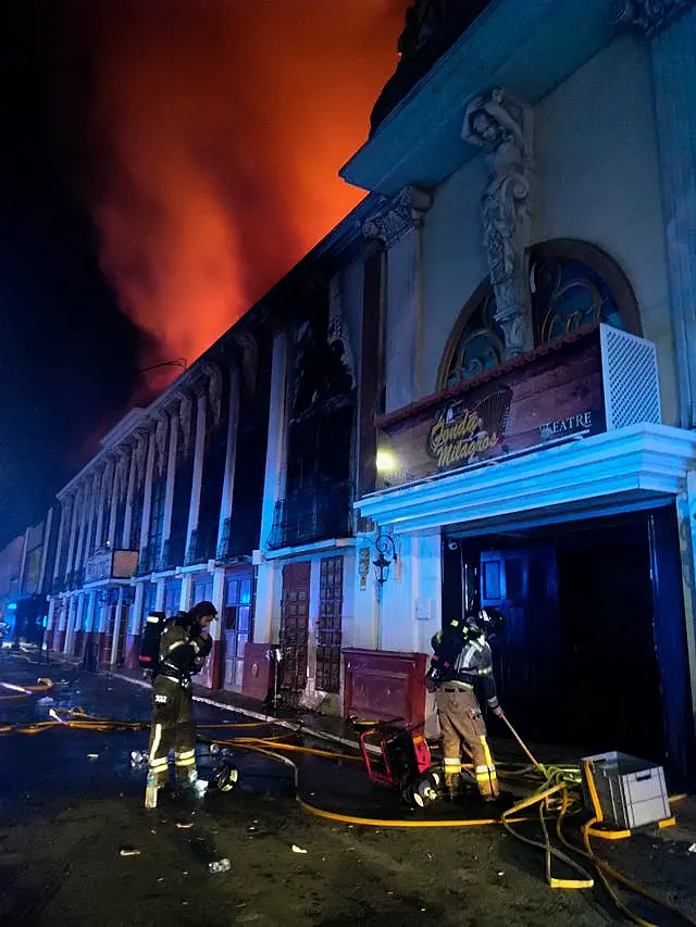 Dos personas siguen desaparecidas después de que un incendio en una discoteca matara a 13 personas en España