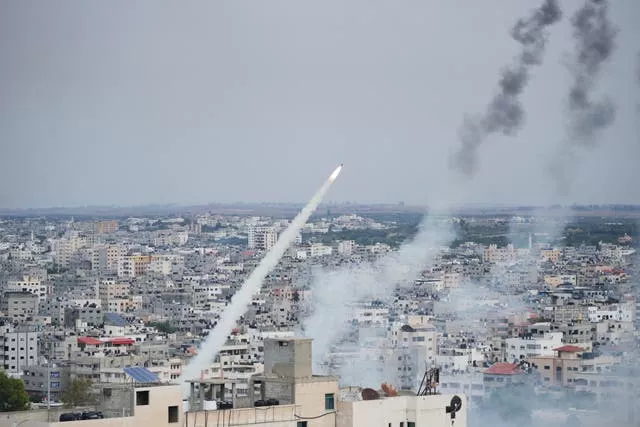 Foguetes são lançados por militantes palestinos da Faixa de Gaza em direção a Israel