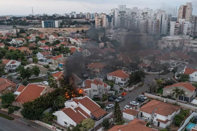 Fumaça sobe depois que um foguete disparado da Faixa de Gaza atingiu uma casa em Ashkelon, sul de Israel