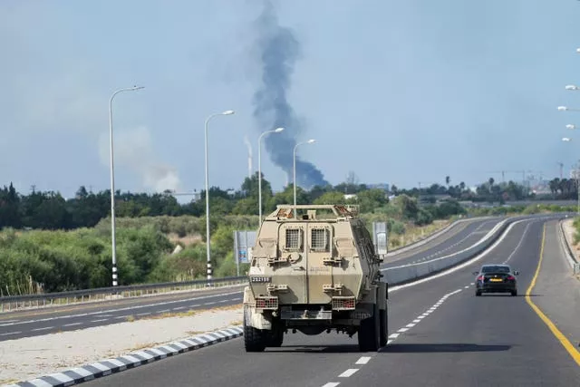 Soldados israelenses dirigem-se para o sul, perto de Ashkelon