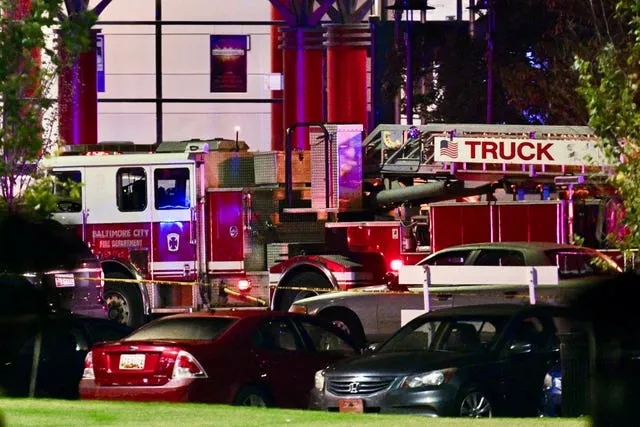 Um caminhão do Corpo de Bombeiros da cidade de Baltimore estaciona na Morgan State University durante um tiroteio no campus de Baltimore 