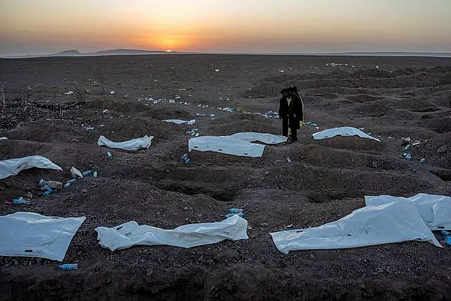 Afghans bury hundreds of people killed in an earthquake 