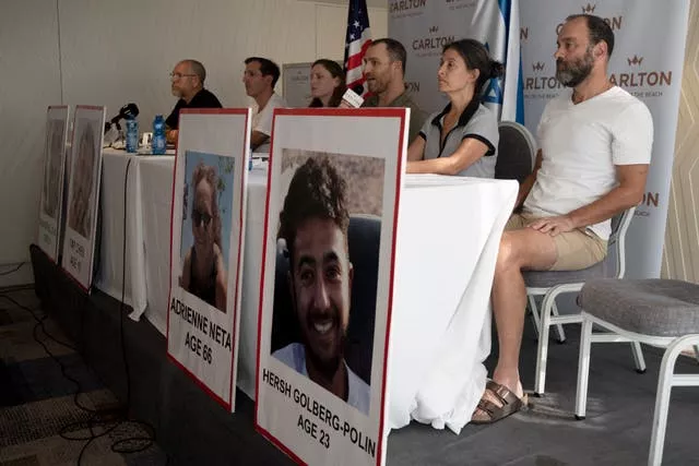 Rachel Goldberg (segunda à direita) e Jonathan Polin, pai de Hersh (à direita) participam de entrevista coletiva com parentes de outros cidadãos norte-americanos desaparecidos