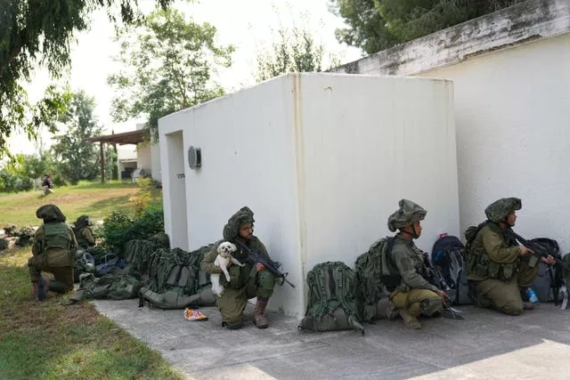 Soldados israelenses se posicionam em Kfar Azza 