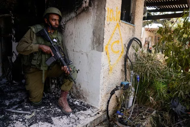Um soldado israelense toma posição em Kfar Azza 