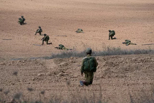 Soldados israelenses tomam posições perto de Kfar Azza 
