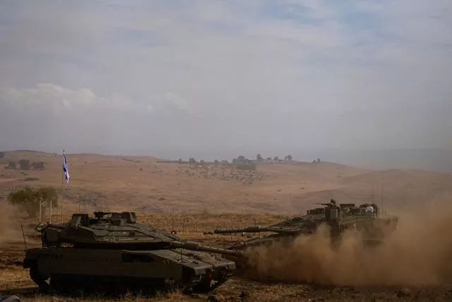 Tanques israelenses estacionados perto da fronteira com o Líbano 