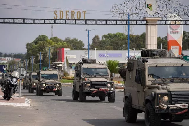 Coluna do exército israelense chega a Sderot, uma cidade perto da Faixa de Gaza