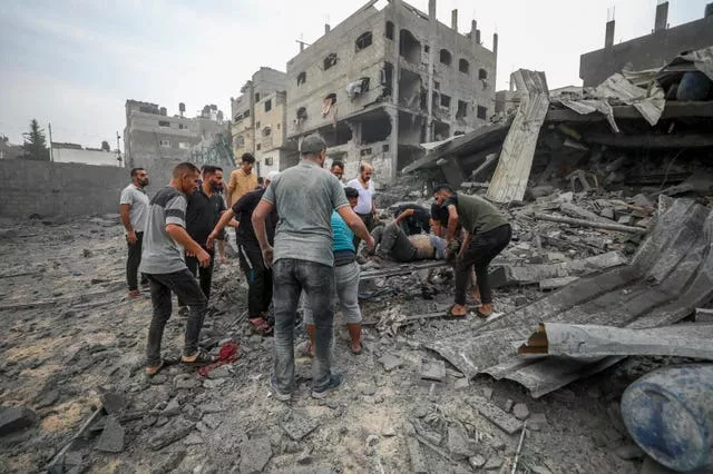 Palestinos evacuam os feridos após um bombardeio aéreo israelense em Jabaliya, perto da cidade de Gaza 