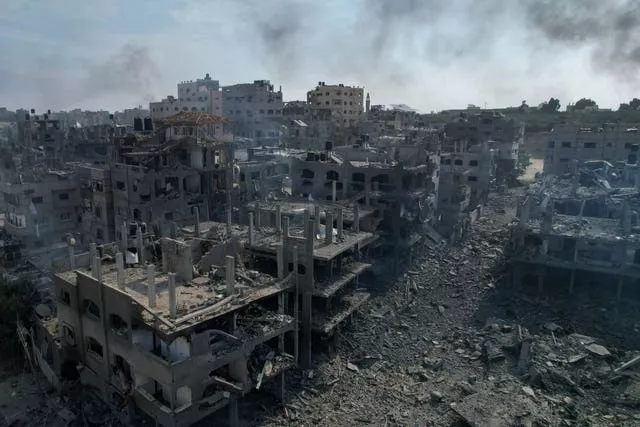 Vista dos escombros de edifícios atingidos por um ataque aéreo israelense em Jabalia, em Gaza 
