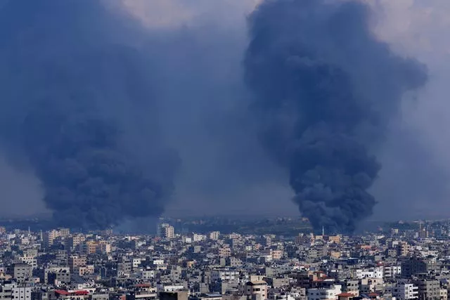 Fumaça sobe após ataques aéreos israelenses na Cidade de Gaza 