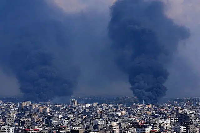 Fumaça sobe após ataques aéreos israelenses na Cidade de Gaza 