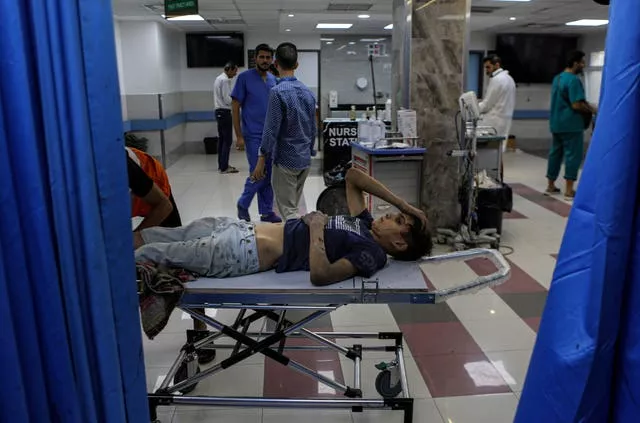 Um menino palestino ferido chega ao pronto-socorro do hospital al-Shifa após ataques aéreos israelenses na Cidade de Gaza, centro da Faixa de Gaza