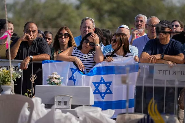 Enlutados no funeral da família Kotz em Israel 