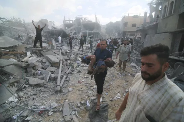 Palestinos evacuam os feridos no bombardeio israelense de Rafah, no sul da Faixa de Gaza