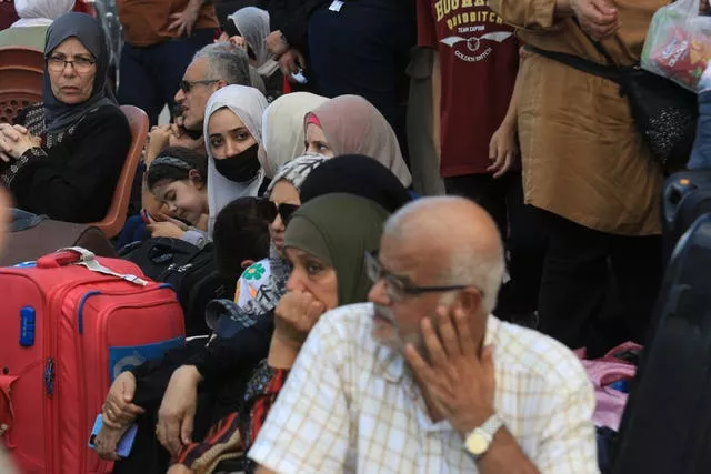 Палестинцы ждут на пограничном переходе
