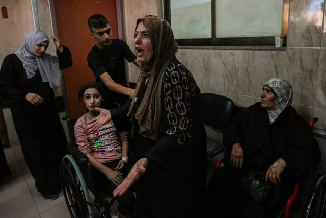 Uma mulher palestina reage ao lado dos feridos no hospital al-Aqsa em Deir el-Balah, na Faixa de Gaza 